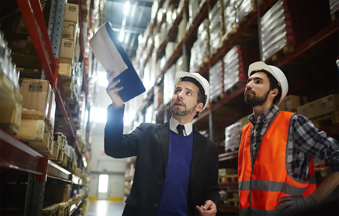 Logisticien distributeur et ouvrier dans un entrepôt de distribution