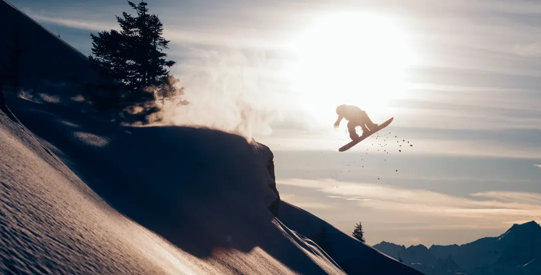 Freerider faisant une figure en hors-piste