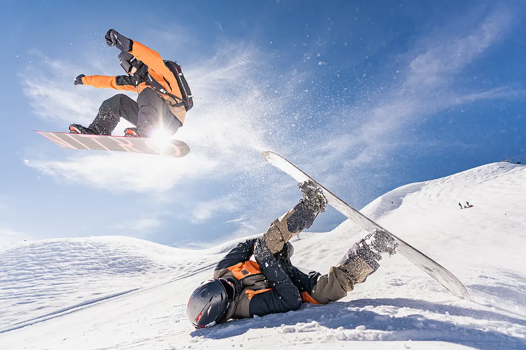 Freeriders habillés en PICTURE ORGANIC CLOTHING en train de rider au soleil.