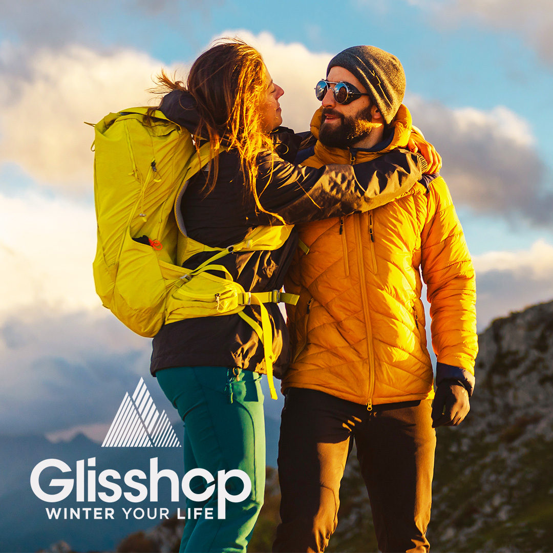 Couple amoureux en haute montagne