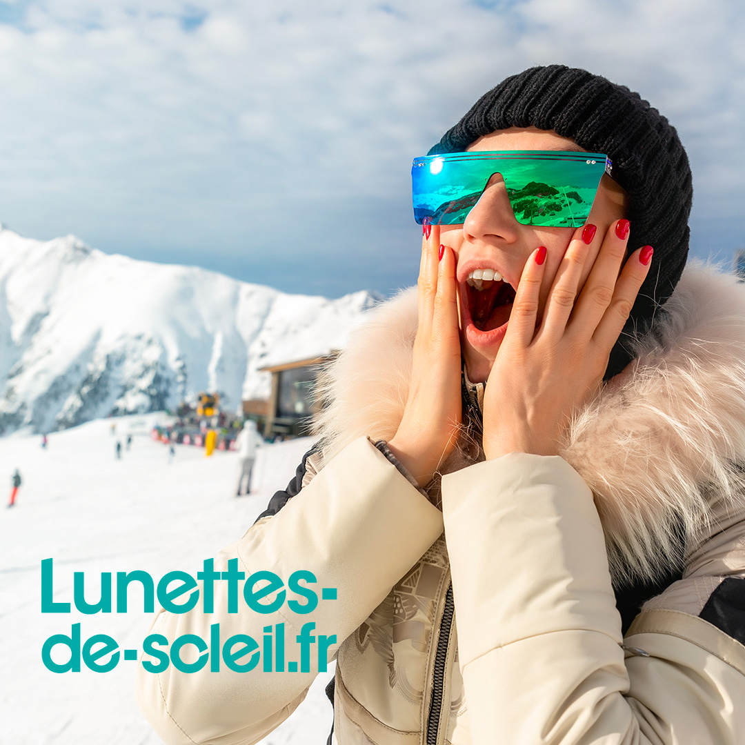 Femme portant des lunettes de soleil sur une montagne enneigée