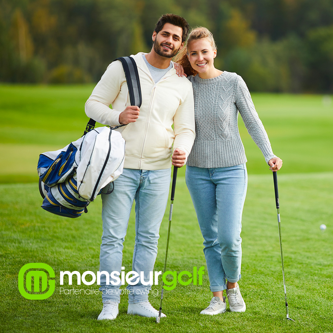 Couple souriant sur un terrain de golf