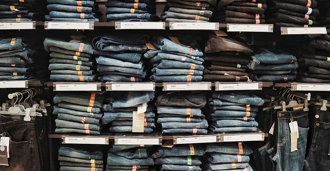 Pantalons en denim sur une étagère en magasin